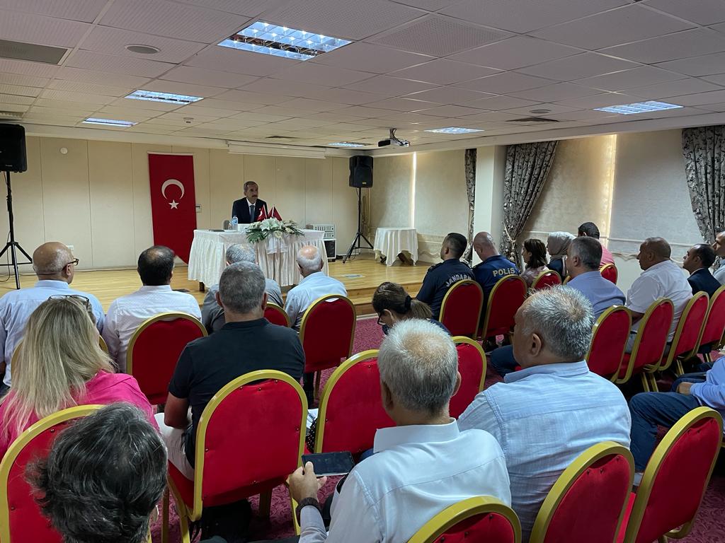 Muhtarlarla Buluşma Toplantısı Kaymakam Murtaza DAYANÇ başkanlığında, tüm kurum amirlerinin katılımı ile gerçekleştirildi.  
