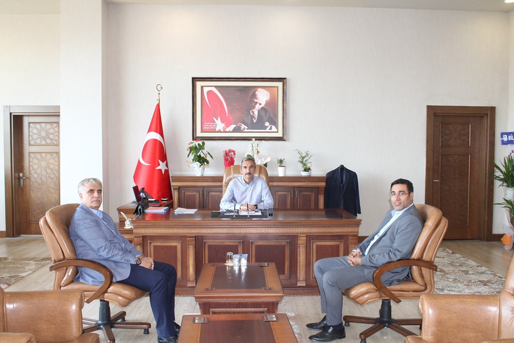 Adana Vakıflar Bölge Müdürü Metin EVSEN ve TRT Program Yapımcısı Rıdvan ATABEY 'den İlçemiz Kaymakamı Murtaza DAYANÇ 'a Hayırlı Olsun Ziyareti.